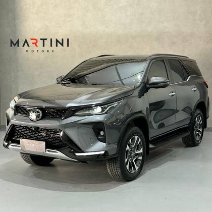 TOYOTA HILUX SW4 2.8 D-4D TURBO DIESEL SRX PLATINUM 7L 4X4 AUTOMÁTICO